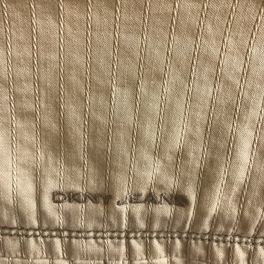 DKNY - Picture 3 of 4